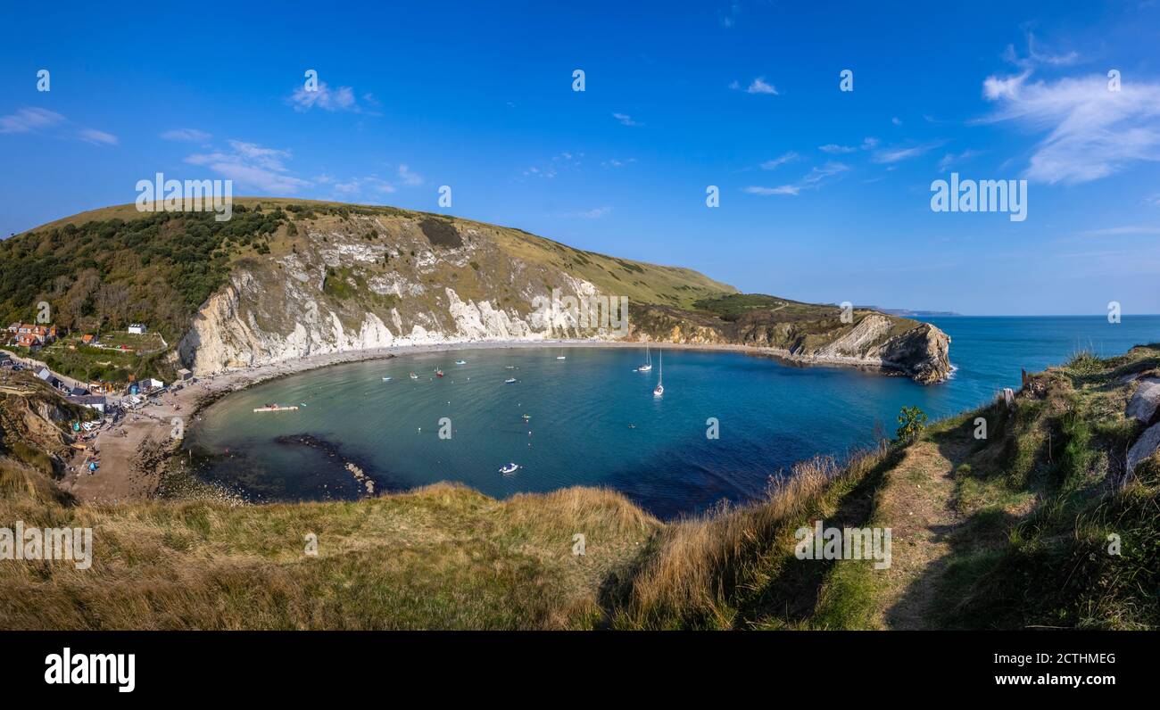 Vue pittoresque sur la côte de la baie et des falaises de craie à Lulworth Cove, sur le site classé au patrimoine mondial de la côte Jurassic, à Dorset, au sud-ouest de l'Angleterre Banque D'Images