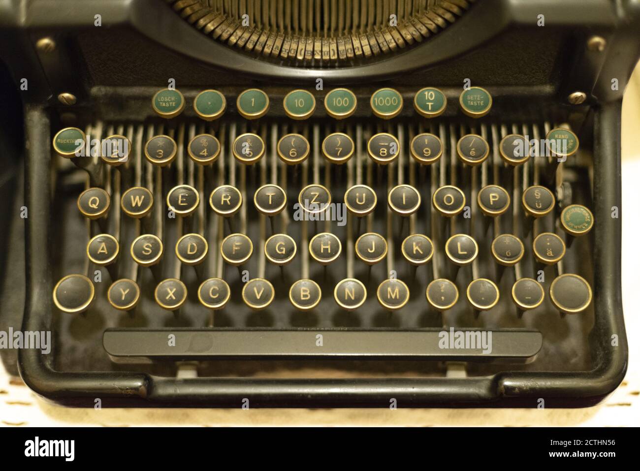 Gros plan sur un clavier de machine à écrire allemand vintage Banque D'Images
