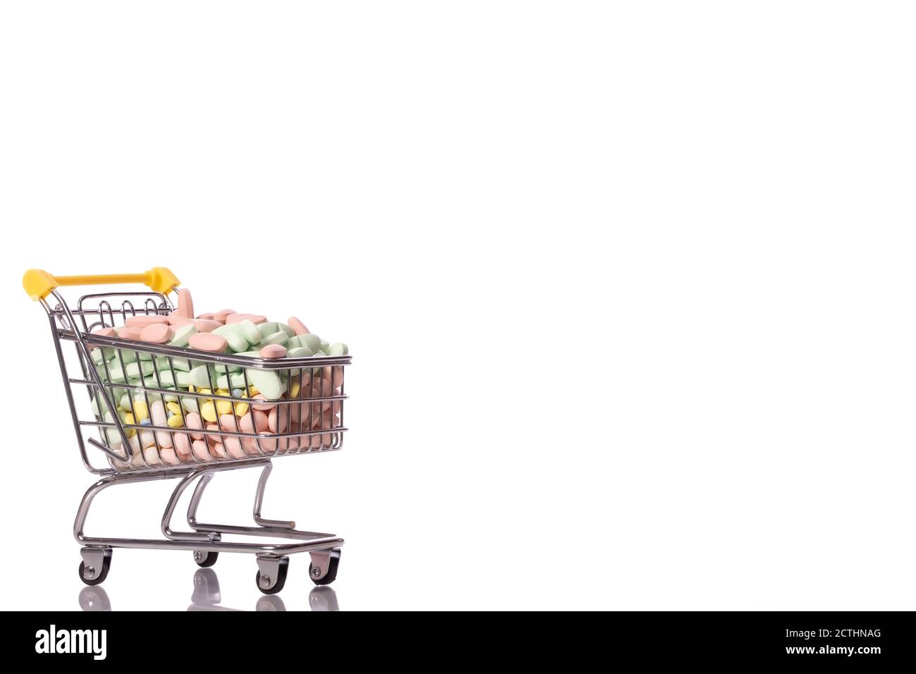 Gros plan du panier avec des médicaments isolés sur fond blanc. Copier l'espace Banque D'Images