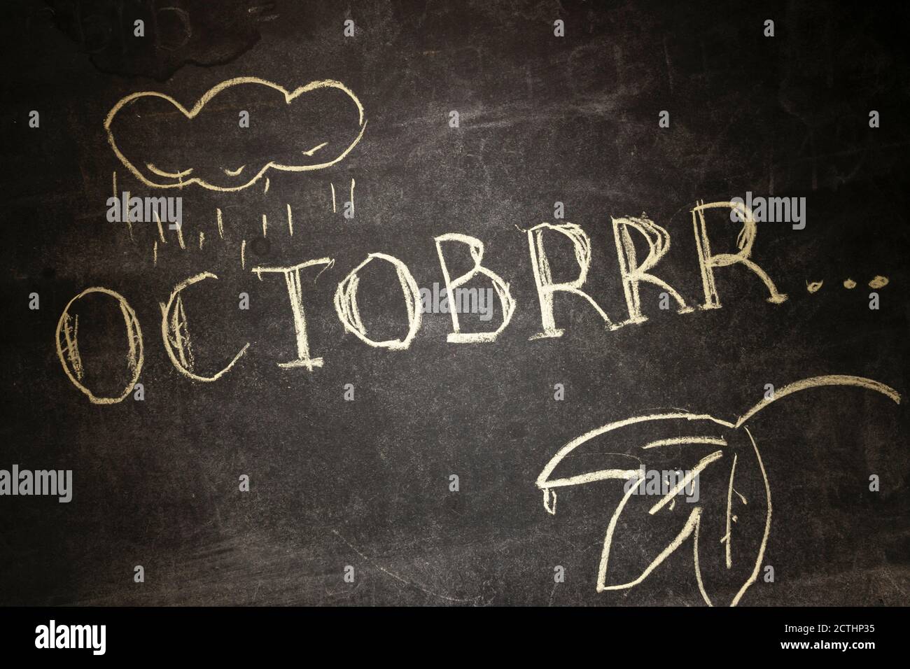 L'inscription à la craie OCTOBRRR, qui a intentionnellement mal orthographié le mot octobre, symbolise le début du temps froid en automne, l'arrivée de la pluie et Banque D'Images