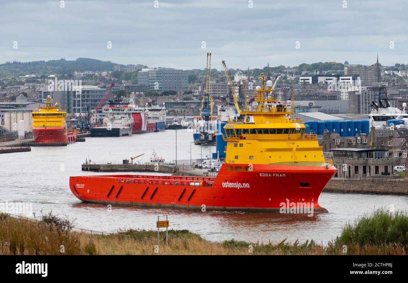 Vue sur les navires de service de l'industrie pétrolière de la mer du Nord dans le port d'Aberdeen , Aberdeenshire, Écosse, Royaume-Uni Banque D'Images