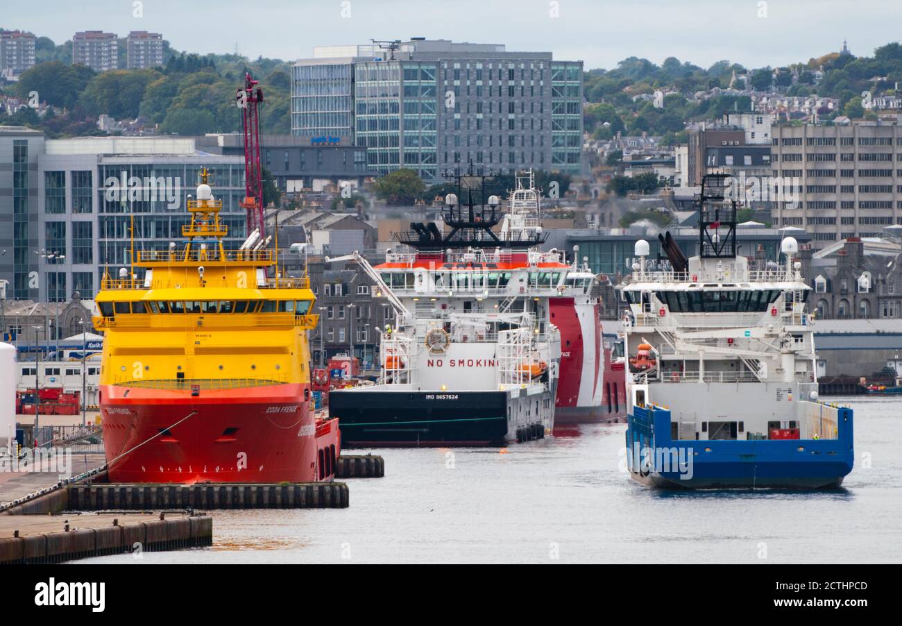 Vue sur les navires de service de l'industrie pétrolière de la mer du Nord dans le port d'Aberdeen , Aberdeenshire, Écosse, Royaume-Uni Banque D'Images