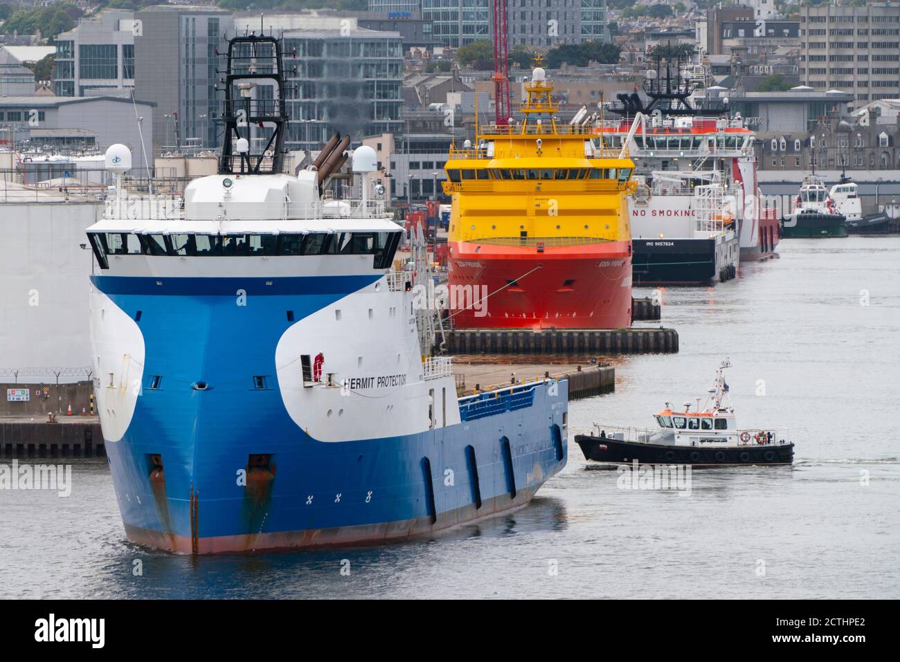 Vue sur les navires de service de l'industrie pétrolière de la mer du Nord dans le port d'Aberdeen , Aberdeenshire, Écosse, Royaume-Uni Banque D'Images
