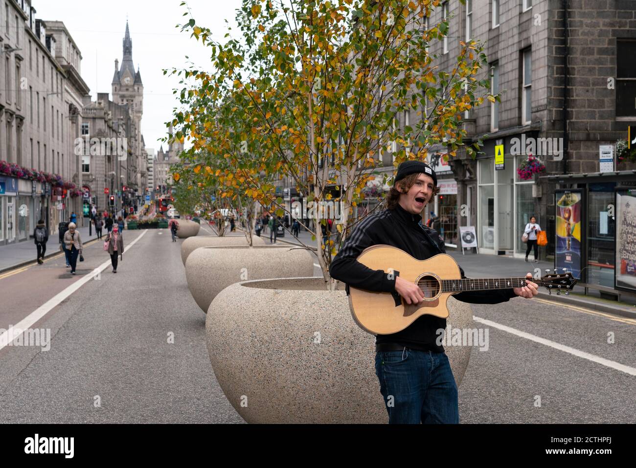 Vue sur les musiciens en bus sur Union Street, dans le centre-ville d'Aberdeen, en Écosse, au Royaume-Uni Banque D'Images
