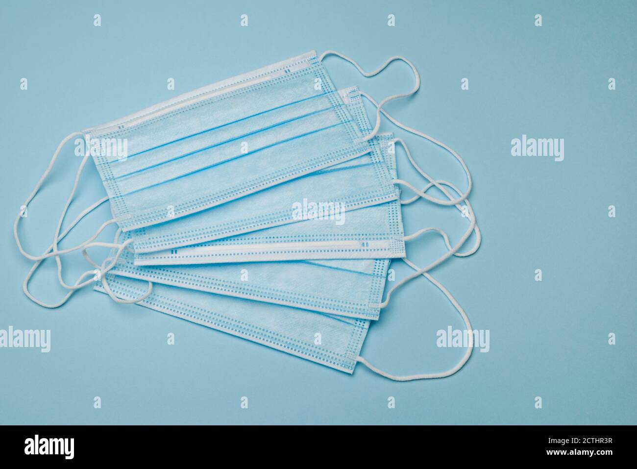 Masque chirurgical de protection sur fond bleu Banque D'Images