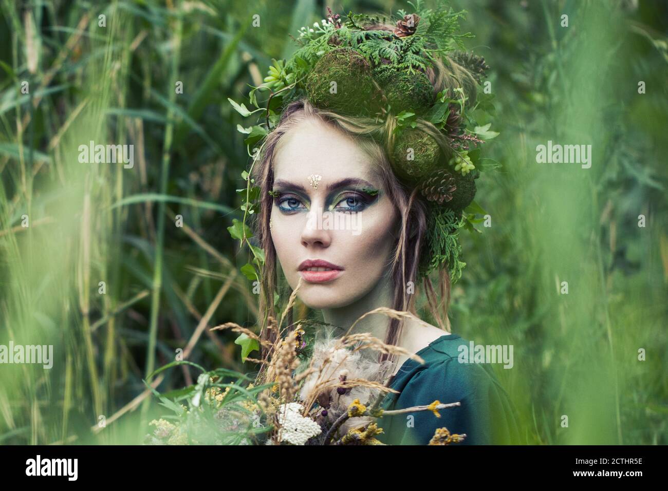 Portrait forestier de la femme de nymphe de fée en herbe verte à  l'extérieur Photo Stock - Alamy