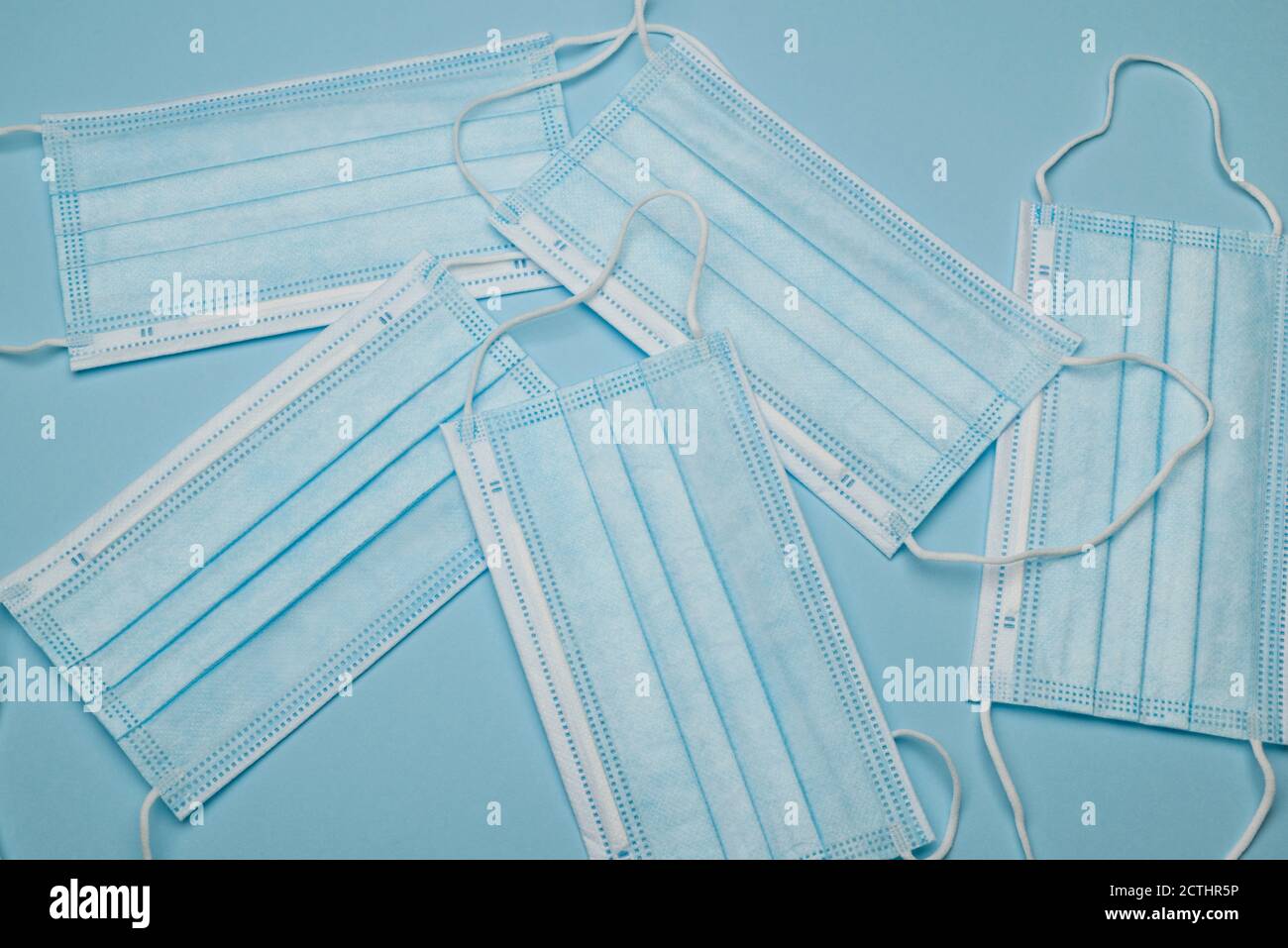 Masque chirurgical de protection sur fond bleu Banque D'Images