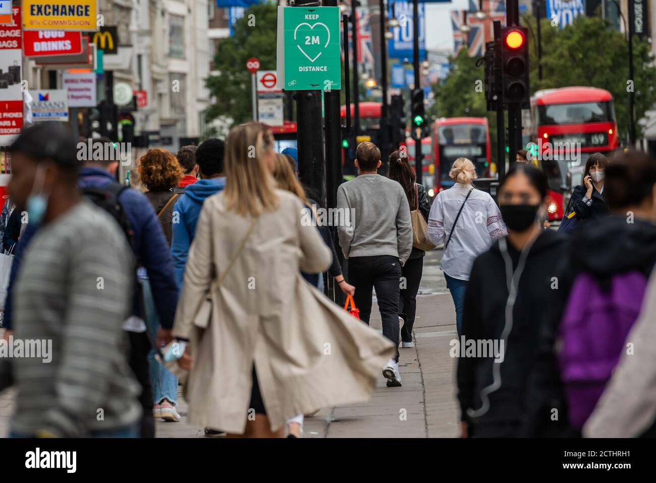 Londres, Royaume-Uni. 23 septembre 2020. Gardez 2 m - les gens font du shopping dans Oxford Street les derniers jours avant que les restrictions du coronavirus ne s'intensifie. Crédit : Guy Bell/Alay Live News Banque D'Images