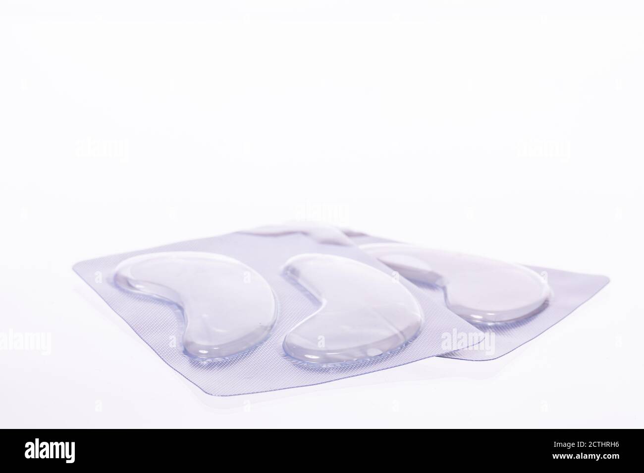 Hydrater sous des cellules de gel oculaire en argent sans nom d'emballage isolé sur blanc Banque D'Images