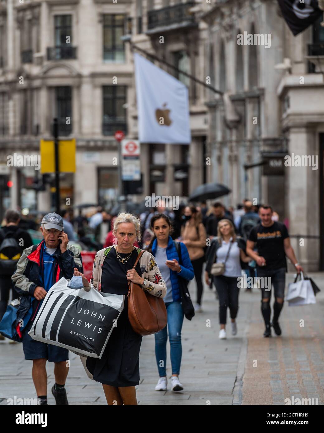 Londres, Royaume-Uni. 23 septembre 2020. Les gens font du shopping dans Oxford Street les derniers jours avant que les restrictions du coronavirus ne s'intensifie. Crédit : Guy Bell/Alay Live News Banque D'Images