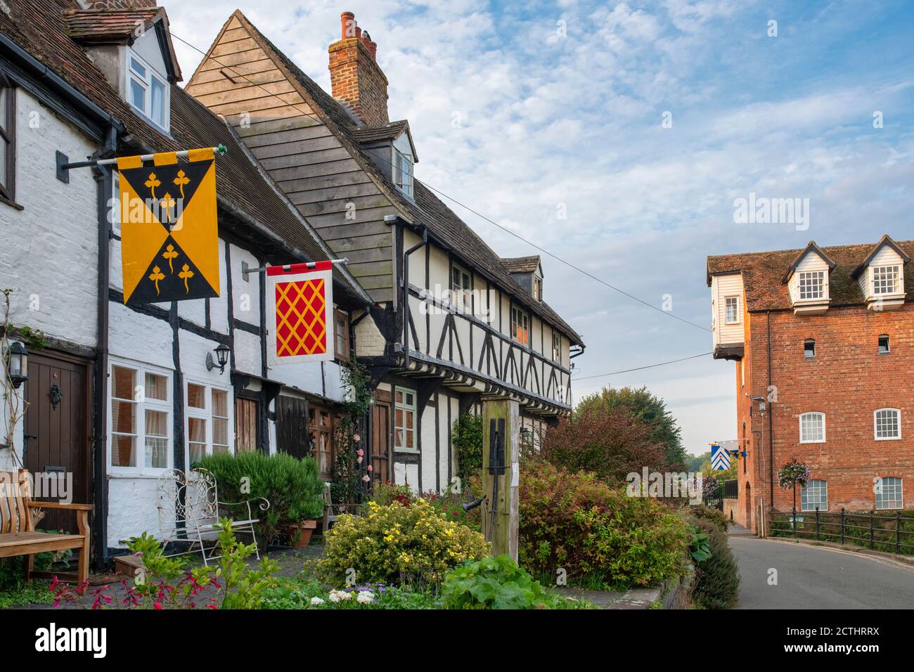 Bâtiments médiévaux encadrés de bois le long de St Mary's Road en début de matinée. Tewkesbury, Gloucestershire, Angleterre Banque D'Images