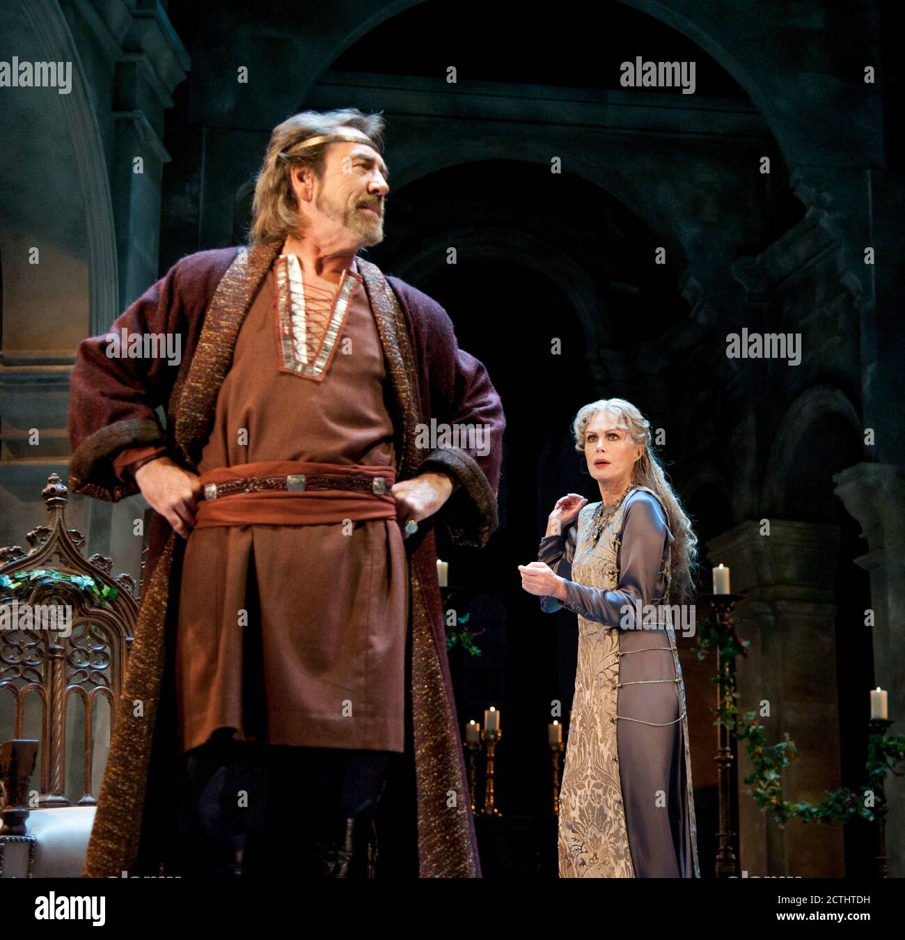 Robert Lindsay (Roi Henry II), Joanna Lumley (Reine Eleanor, Duchesse d'Aquitaine) dans LE LION EN HIVER par James Goldman au Théâtre Royal Haymarket, Londres SW1 15/11/2011 design: Stephen Brimson Lewis éclairage: Peter Mumford directeur: Trevor Nunn Banque D'Images