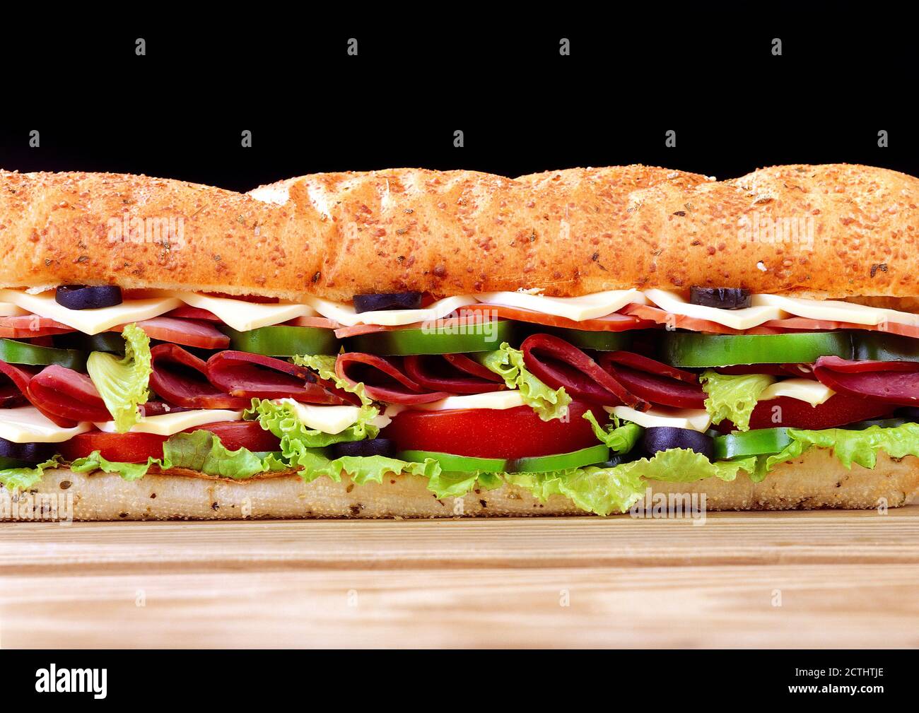 Long Burger - salades moutarde, ketchup sur une table de pique-nique cette image convient aux hôtels, restaurant, mariage pour le menu, brochure, prospectus etc Banque D'Images