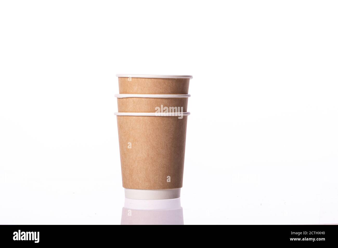 Trois gobelets jetables en papier biodégradable empilés à emporter en gros plan Banque D'Images