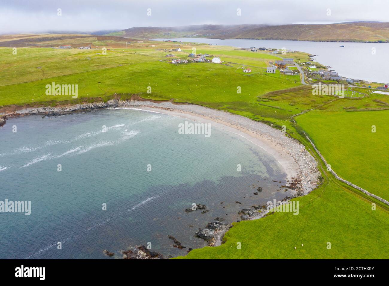 Vue sur Sandwick Beach à Hillswick , Northmavine sur Shetland, Écosse, Royaume-Uni Banque D'Images