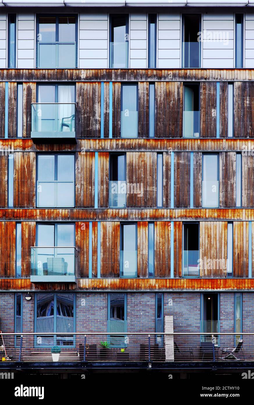 Décoration moderne en bois, panneaux d'appartements et appartements avec balcons et fenêtres Banque D'Images