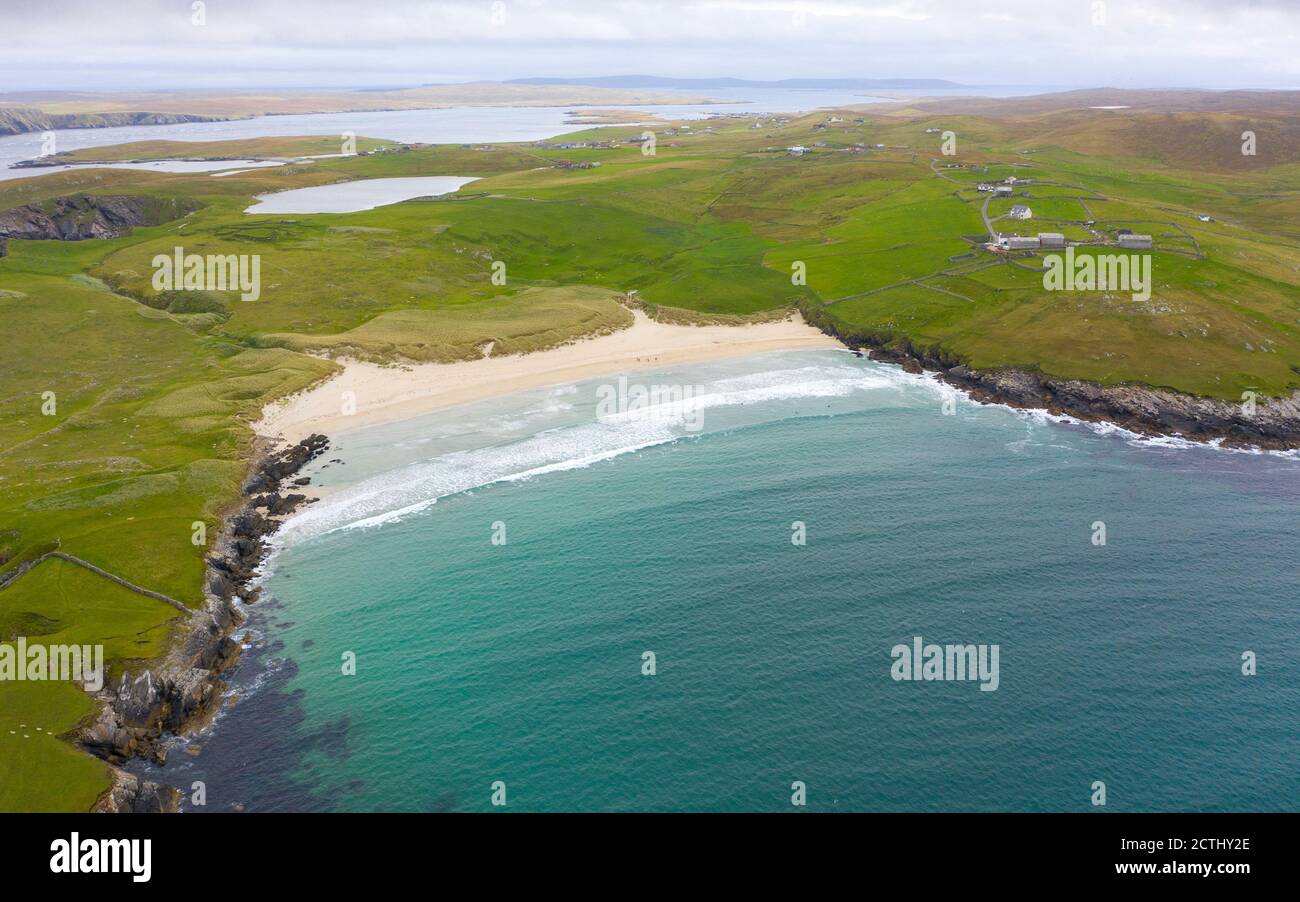 Vue sur la plage à Wick of Breckon sur l'île d'Yell, Shetland, Écosse, Royaume-Uni Banque D'Images