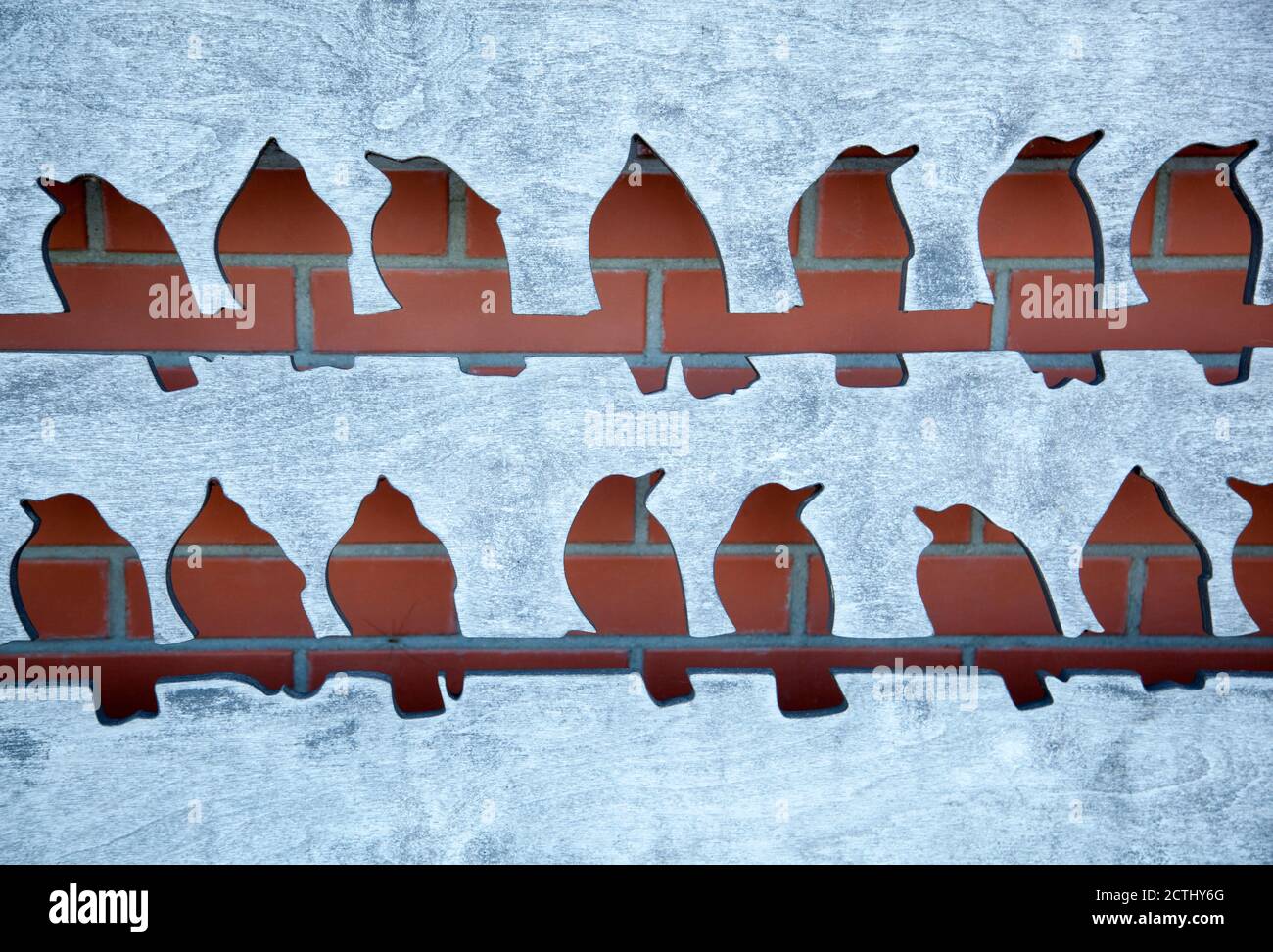 Le côté d'un banc en bois décoré d'oiseaux à la station ornithologique de Vente Cape (Lituanie). Banque D'Images