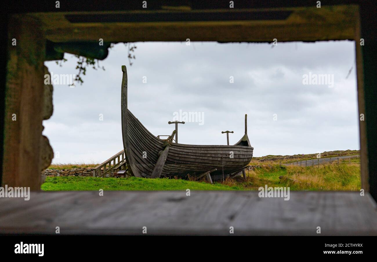 Maisons de long Viking et bateau viking reconstruit à Haroldswick, Unst, Shetland, Écosse, Royaume-Uni Banque D'Images