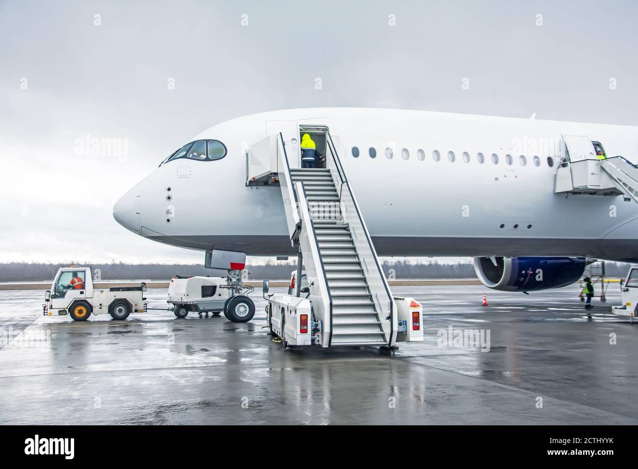 Avion à corps large avec escalier en échelle pour se rendre au parking de l'aéroport Banque D'Images
