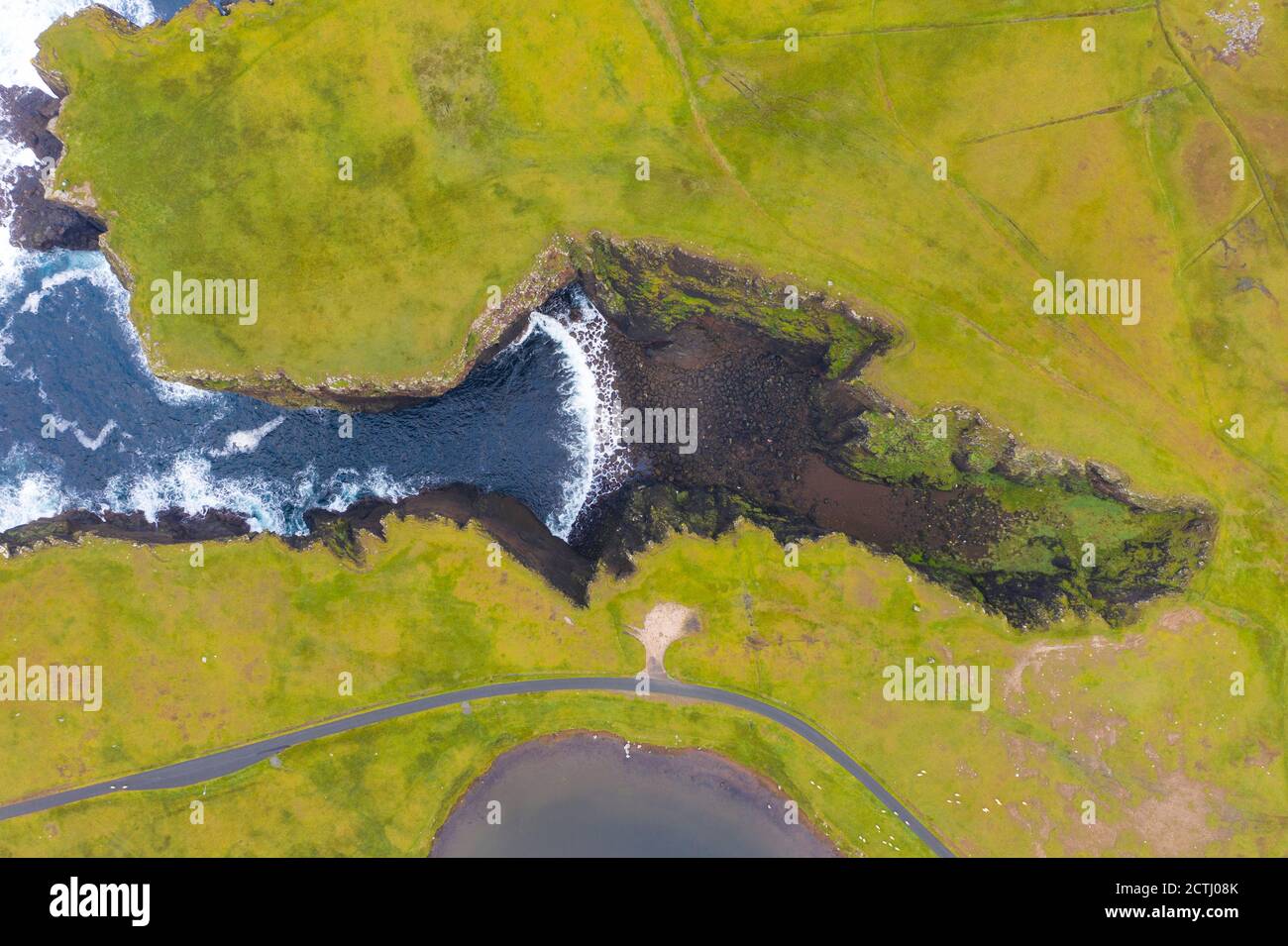 En regardant vers le bas sur Calder's Geo sur la côte à Eshaness à Northmavine , partie continentale nord des îles Shetland, Écosse, Royaume-Uni Banque D'Images