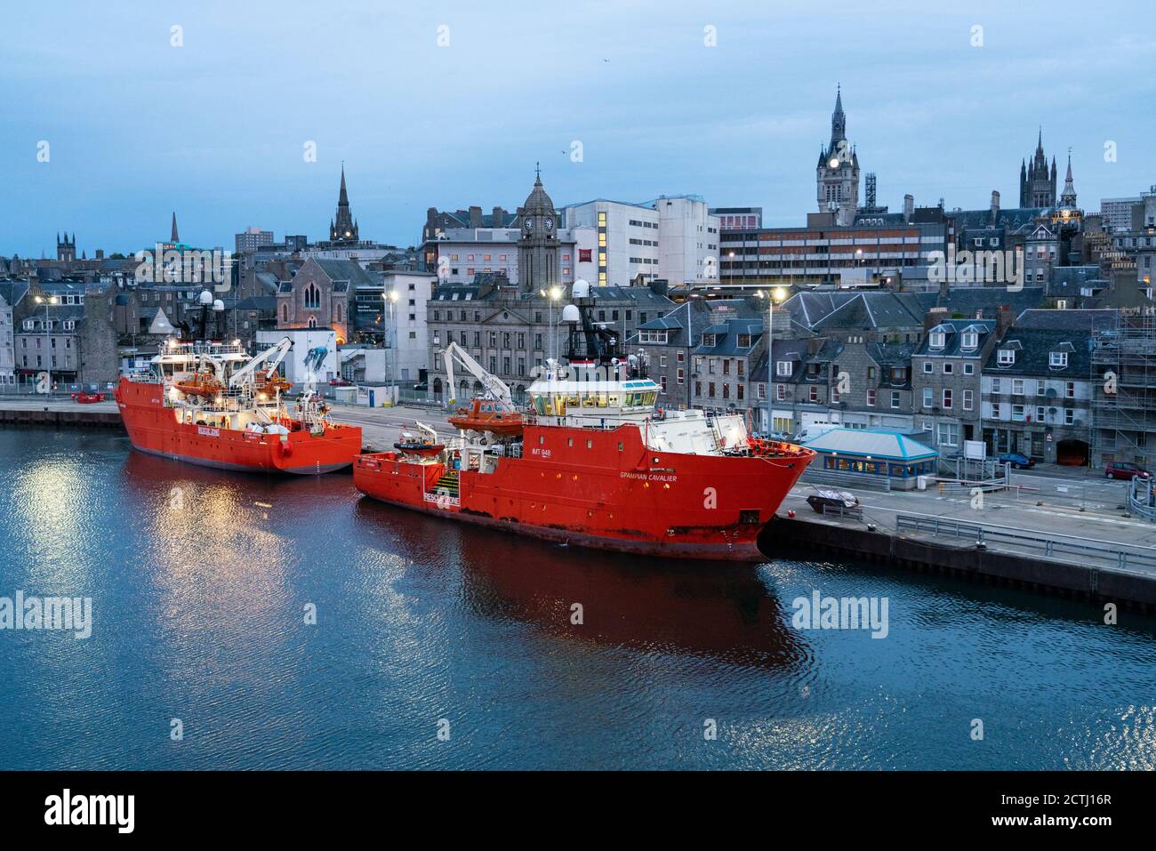 Vue en début de matinée du port d'Aberdeen avec des navires de soutien offshore de l'industrie pétrolière de la mer du Nord amarrés, Aberdeenshire, Écosse, Royaume-Uni Banque D'Images