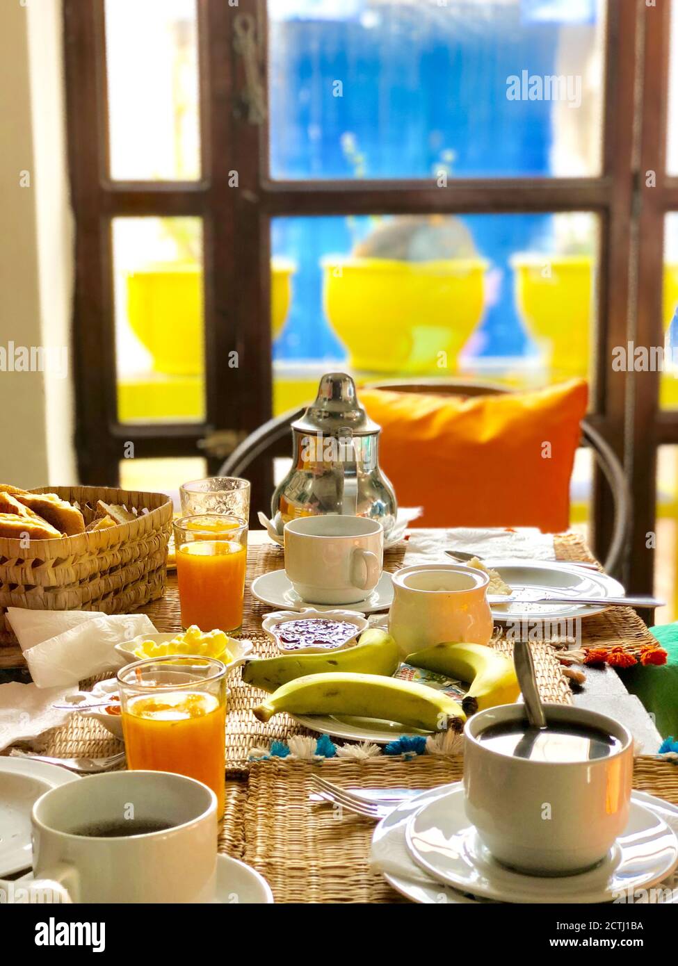 Délicieux petit déjeuner avec thé à la menthe servi dans un style marocain riad Banque D'Images