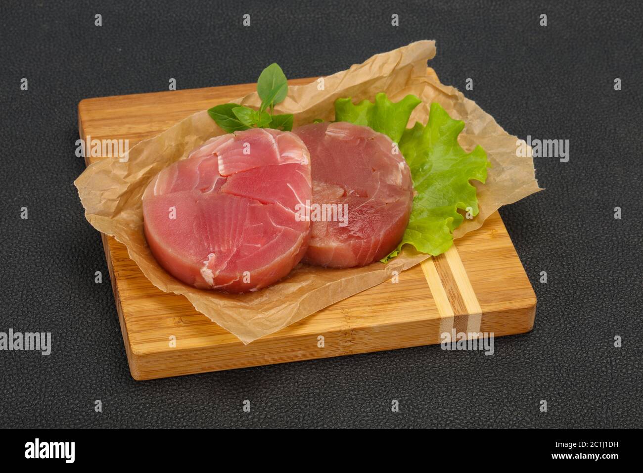Raw tuna steak ronde prêt pour grill Banque D'Images
