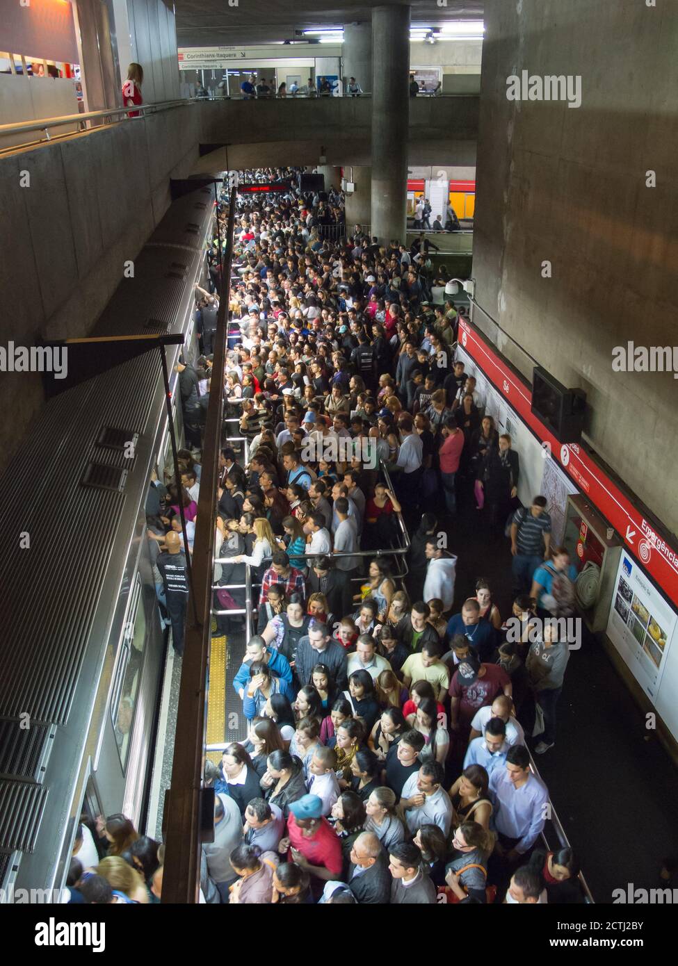 SAO PAULO, BRÉSIL - 22 MAI 2013 - Station de métro brésilienne bondée - station se Banque D'Images