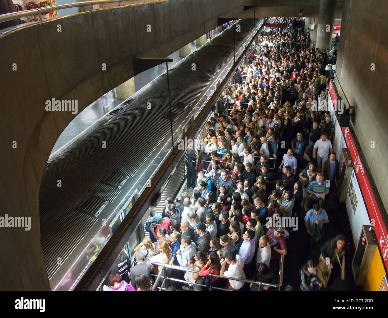 SAO PAULO, BRÉSIL - 22 MAI 2013 - Station de métro brésilienne bondée - station se Banque D'Images