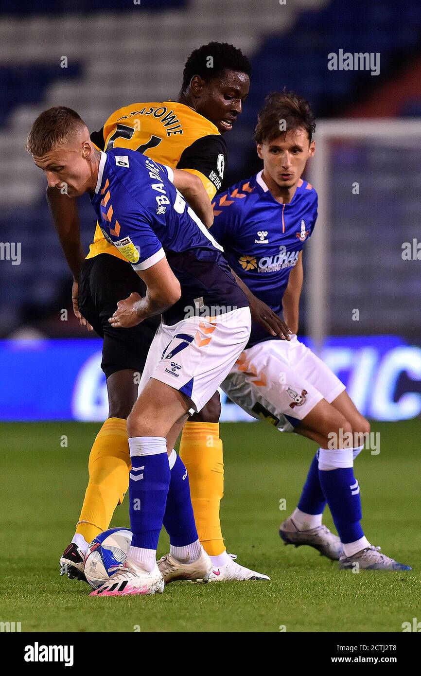 Oldham, Royaume-Uni. 22 septembre 2020. OLDHAM, ANGLETERRE. 22 SEPTEMBRE 2020 Jordan Barnett d'Oldham et Wolves Owen Otasowie lors du match de Trophée EFL entre Oldham Athletic et Wolverhampton Wanderers à Boundary Park, Oldham, le mardi 22 septembre 2020. (Credit: Eddie Garvey | MI News) Credit: MI News & Sport /Alay Live News Banque D'Images