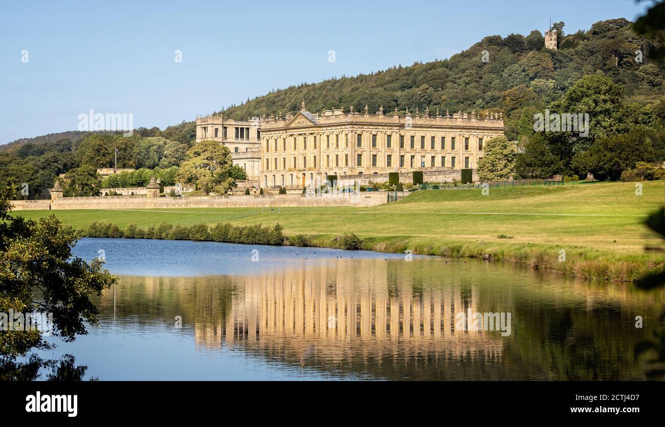 Chatsworth House se reflète dans le fleuve Derwent lors d'une belle journée ensoleillée à Chatsworth, Derbyshire, Royaume-Uni, le 13 septembre 2020 Banque D'Images