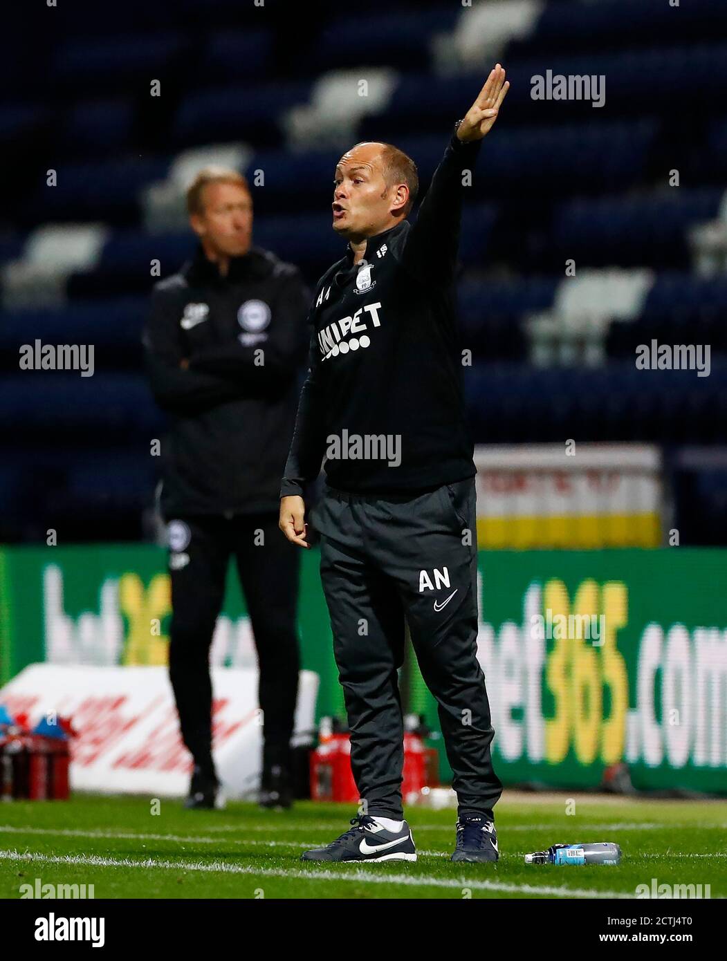 Alex Neil, directeur de Preston North End, sur la ligne de contact lors du troisième tour de la coupe Carabao au stade Deepdale, Preston. Banque D'Images