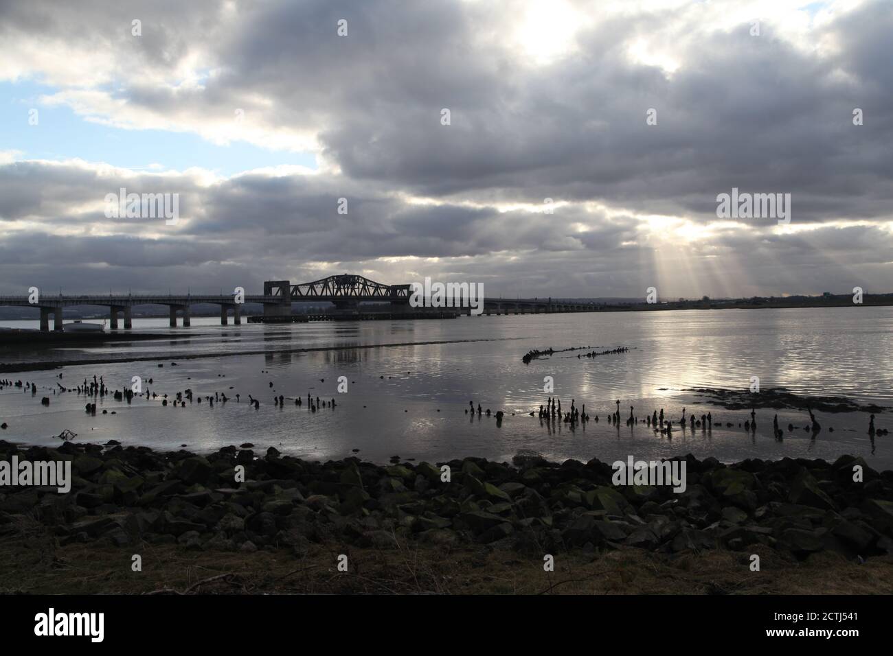 Vue sur l'estuaire du Forth depuis près de Kincardine. Banque D'Images