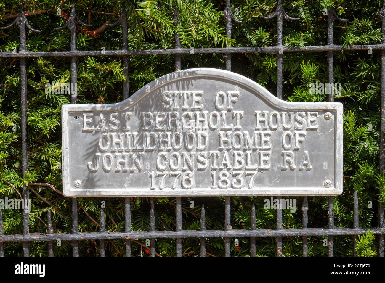 Site de marquage de plaque de la maison d'enfance du peintre John Constable (1776-1837) sur la rue, East Bergholt, Suffolk, Royaume-Uni. Banque D'Images
