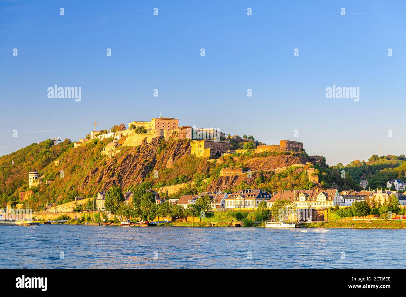 Forteresse Ehrenbreitstein, bâtiment médiéval sur une colline de rive est abrupte du Rhin, vue de la ville de Coblence, fond bleu ciel, région Rhénanie-du-Nord-Westphalie, Allemagne Banque D'Images