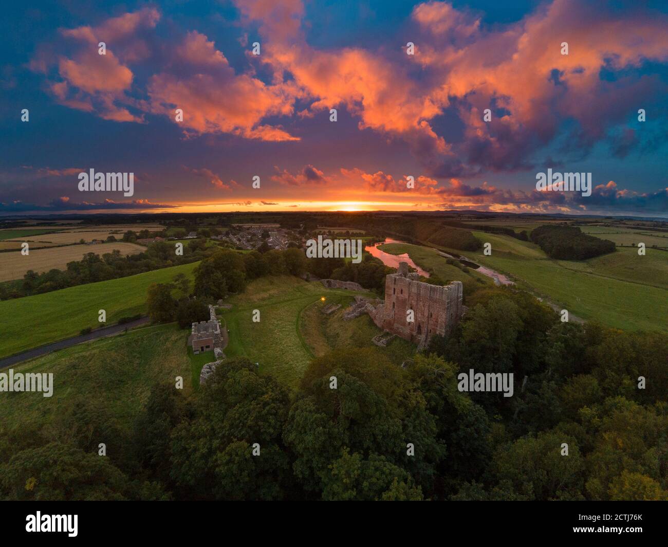 Le château de Norham garde silencieusement la frontière anglo-écossaise construite Il y a près de 900 ans par les évêques de Durham Endroit le plus dangereux d'Angleterre Banque D'Images