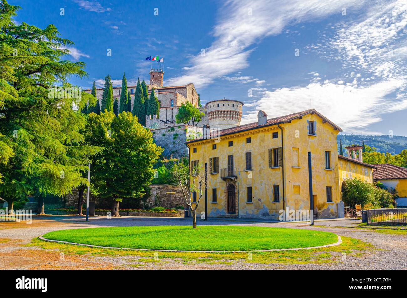 Château de Brescia, bâtiment médiéval ou Castello di Brescia ou Falcon d'Italie sur Cidneo Hill avec parc vert dans le centre historique de la ville, ciel bleu nuageux, Lombardie, Nord de l'Italie Banque D'Images