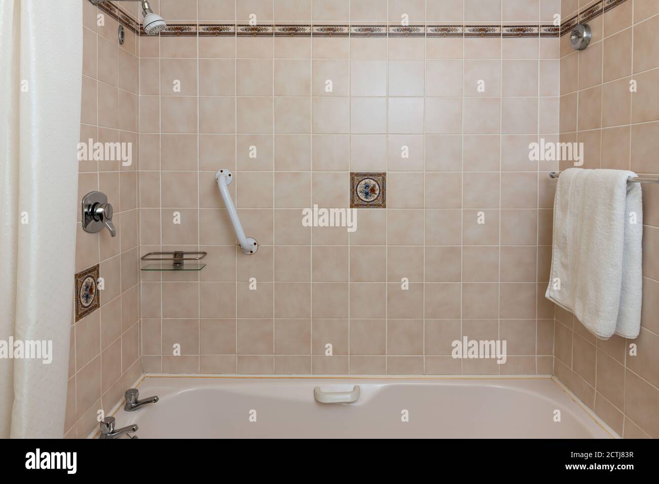 Vue sur l'intérieur de la salle de bains avec baignoire dans les clients indépendants maison et appartement de chambres d'hôtes Banque D'Images