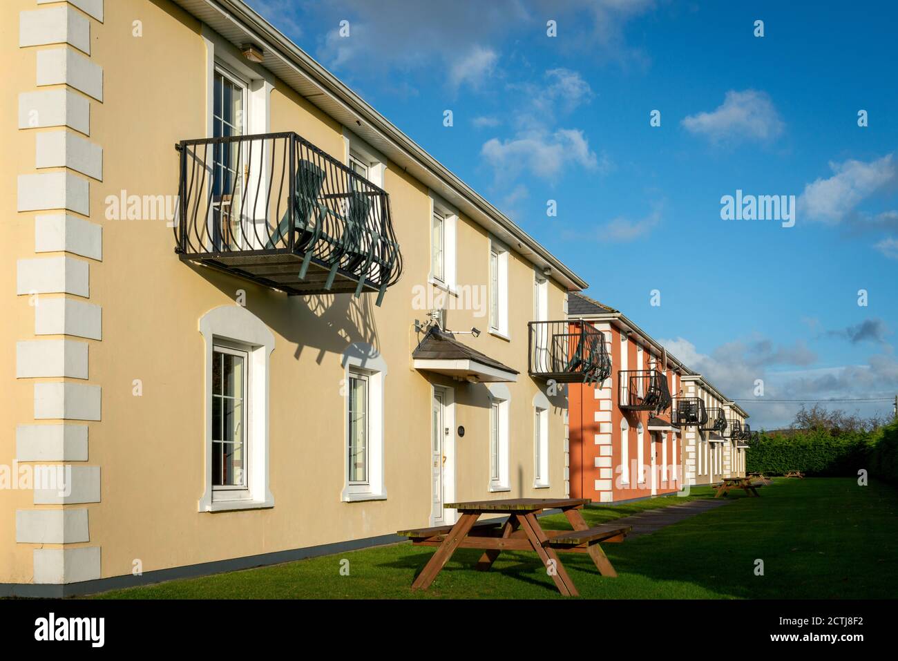 Rangée de cottages colorés de deux étages comme les appartements indépendants Rookery Mews à Killarney, comté de Kerry, Irlande Banque D'Images