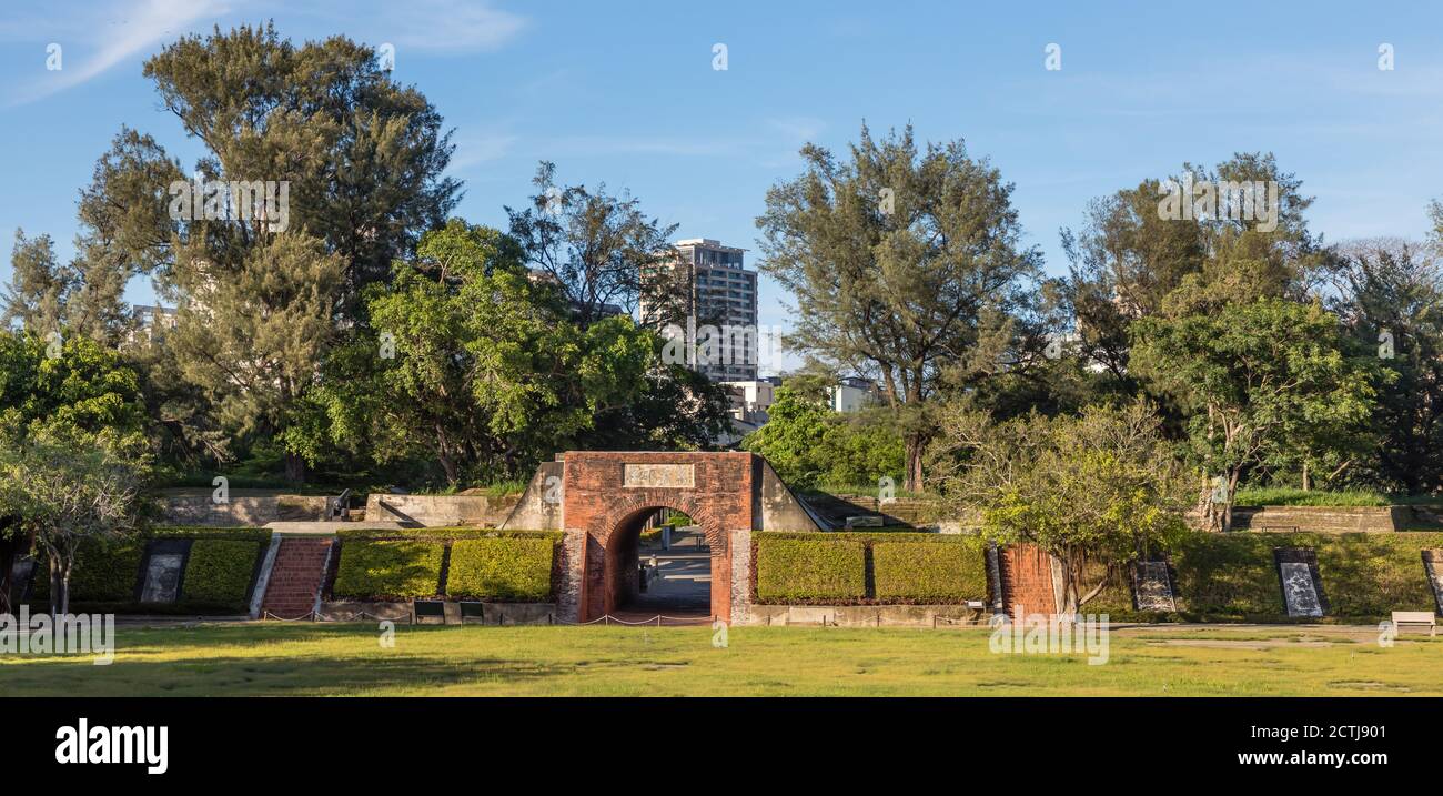 Porte du château d'Or éternel à Anping, Tainan, Taïwan, vue depuis le terrain de forage intérieur Banque D'Images