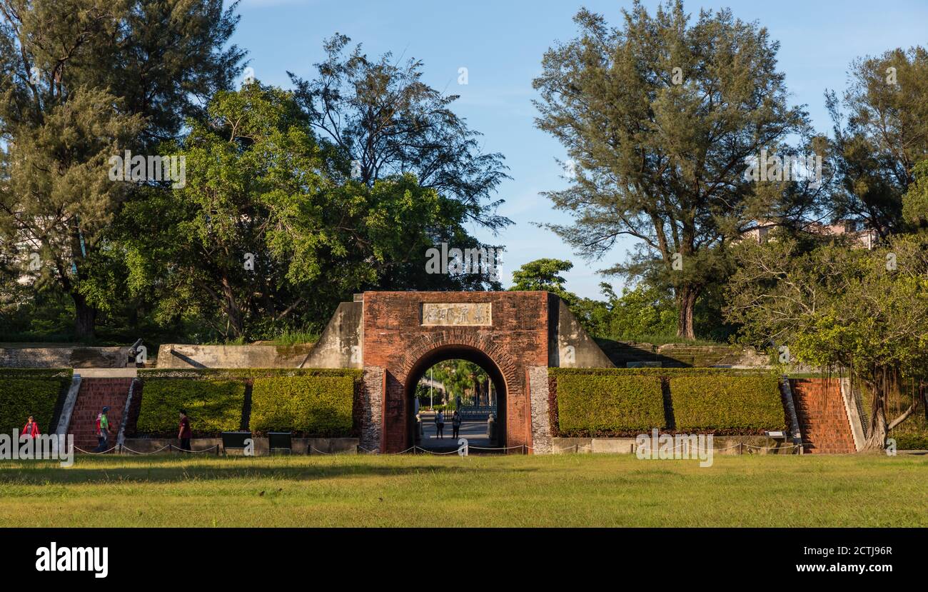 Porte du château d'Or éternel à Anping, Tainan, Taïwan, vue depuis le terrain de forage intérieur Banque D'Images