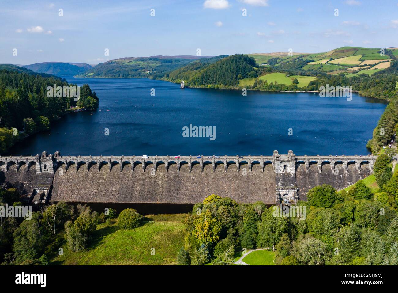 Vue aérienne d'un mur de barrage et d'un immense réservoir dans un cadre rural (lac Vyrnwy, pays de Galles) Banque D'Images