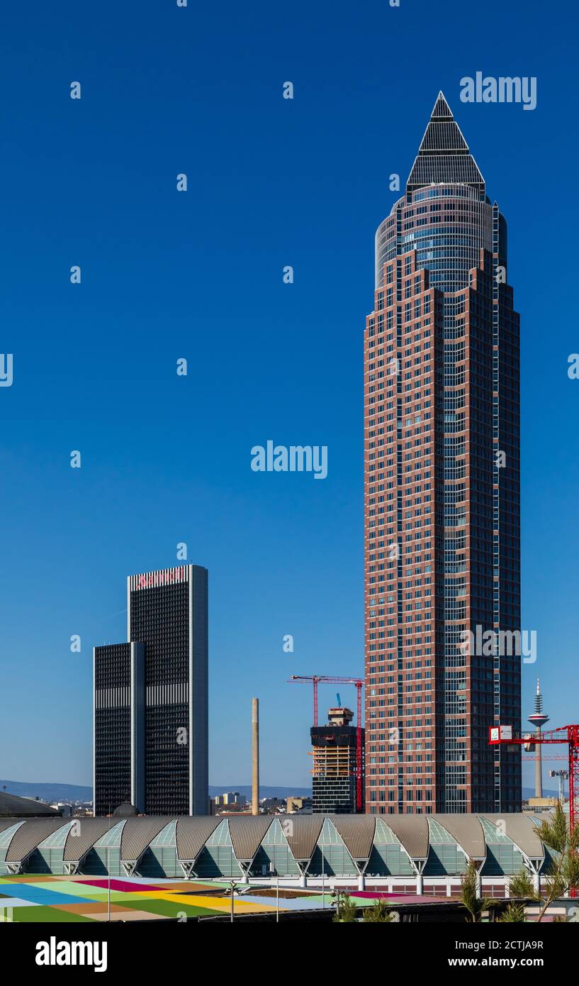 Francfort, Hesse, Allemagne: Messeturm, ou Tour de la Foire, est un gratte-ciel de 63 étages, 257 m dans le quartier Westend-Süd. Côté gauche de Westend Tower Banque D'Images