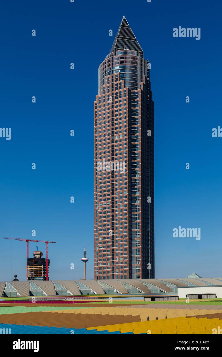 Francfort, Hesse, Allemagne: Messeturm, ou Tour de la Foire, est un gratte-ciel de 63 étages, 257 m (843 pieds) dans le quartier Westend-Süd de Francfort Banque D'Images