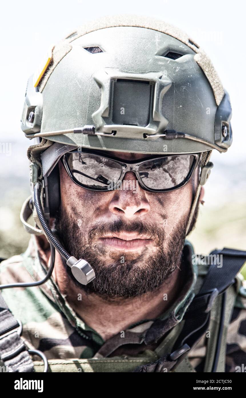 Portrait d'épaule d'un soldat de l'armée, d'un combattant des forces  spéciales, d'un combattant de guerre moderne avec un visage sale et non  rasé, portant des lunettes de soleil, un casque de combat
