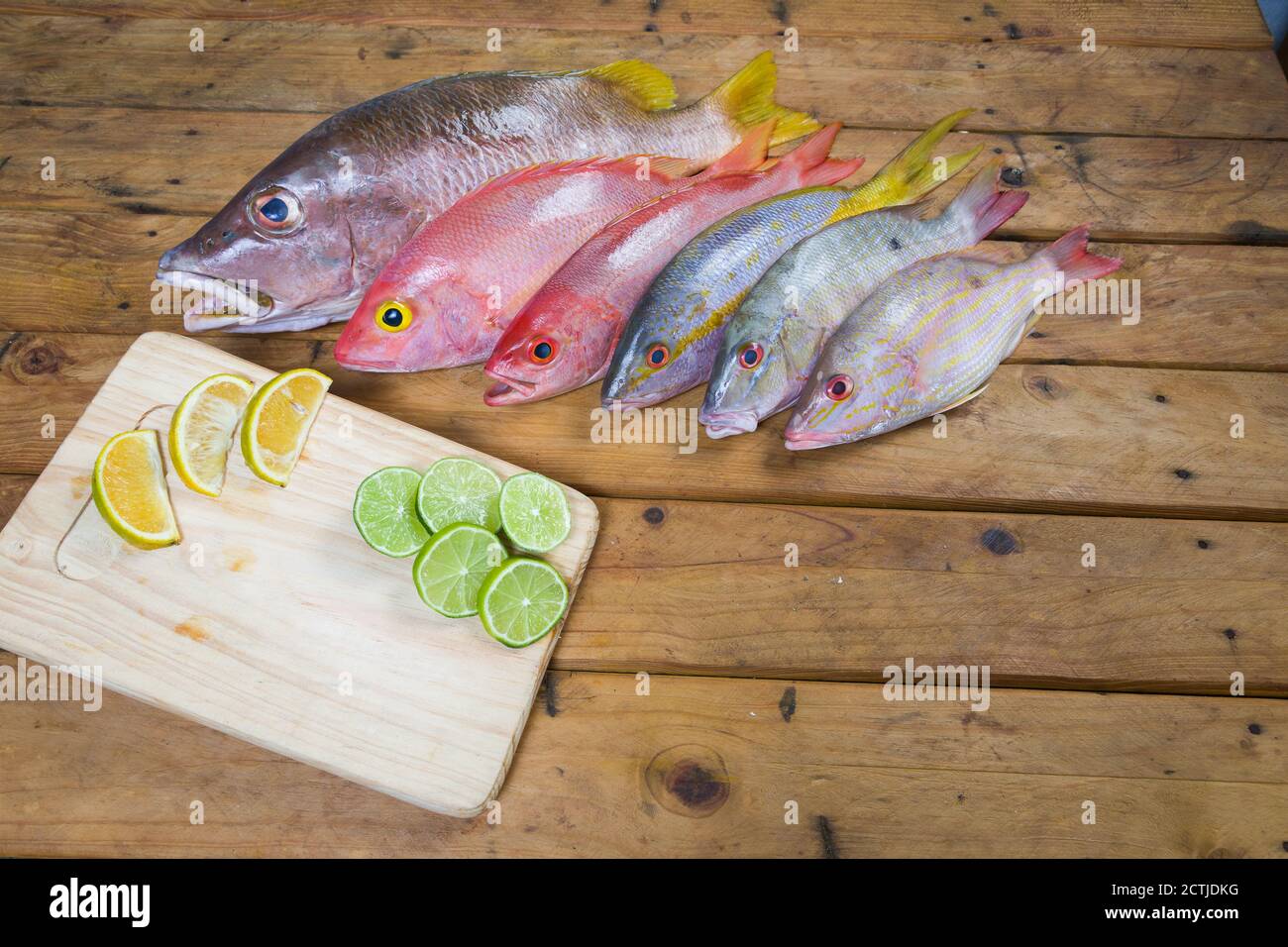 Poisson frais des Caraïbes, fruits de mer sur une ancienne table en bois. Vue de dessus. Gros plan. Banque D'Images