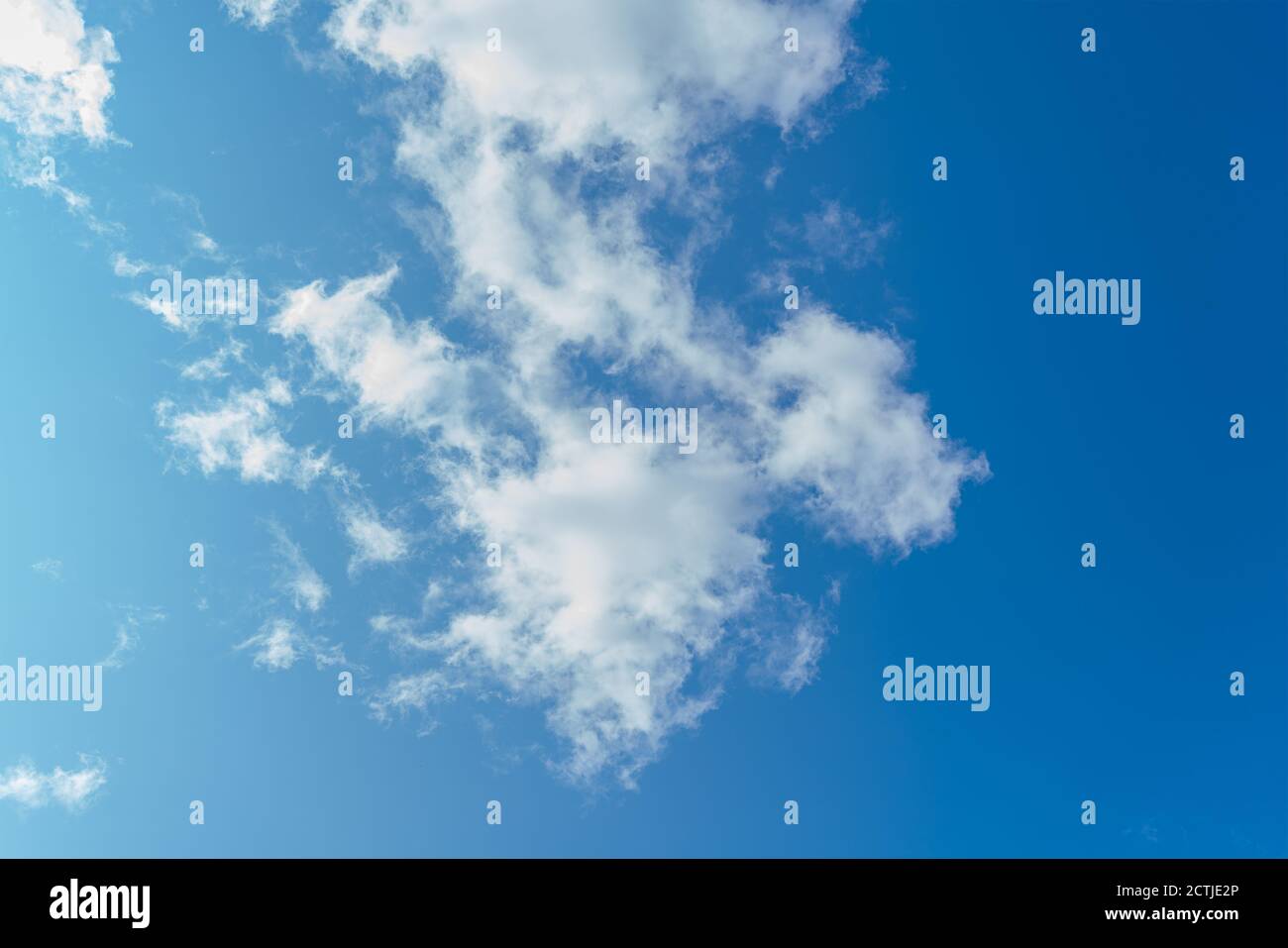 De beaux nuages blancs sur le ciel bleu clair Banque D'Images