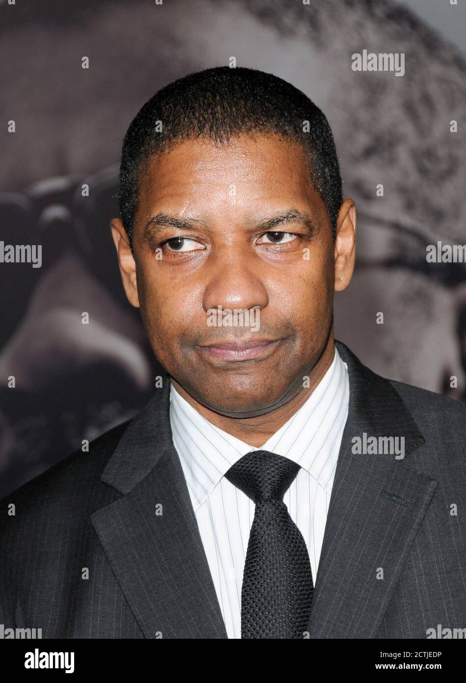 Denzel Washington arrive à la première « The Book of Eli » de Los Angeles au Grauman's Chinese Theatre à Hollywood, Californie, le 11 janvier 2010 Banque D'Images