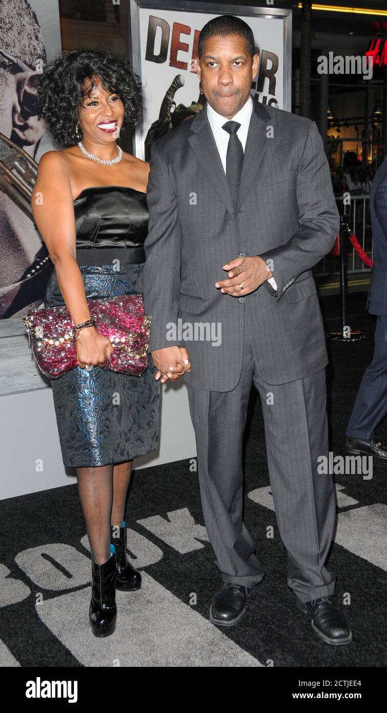 Denzel Washington et Pauletta Washington à la première « The Book of Eli » de Los Angeles au Grauman's Chinese Theatre à Hollywood, CA 11 janvier 2010 Banque D'Images